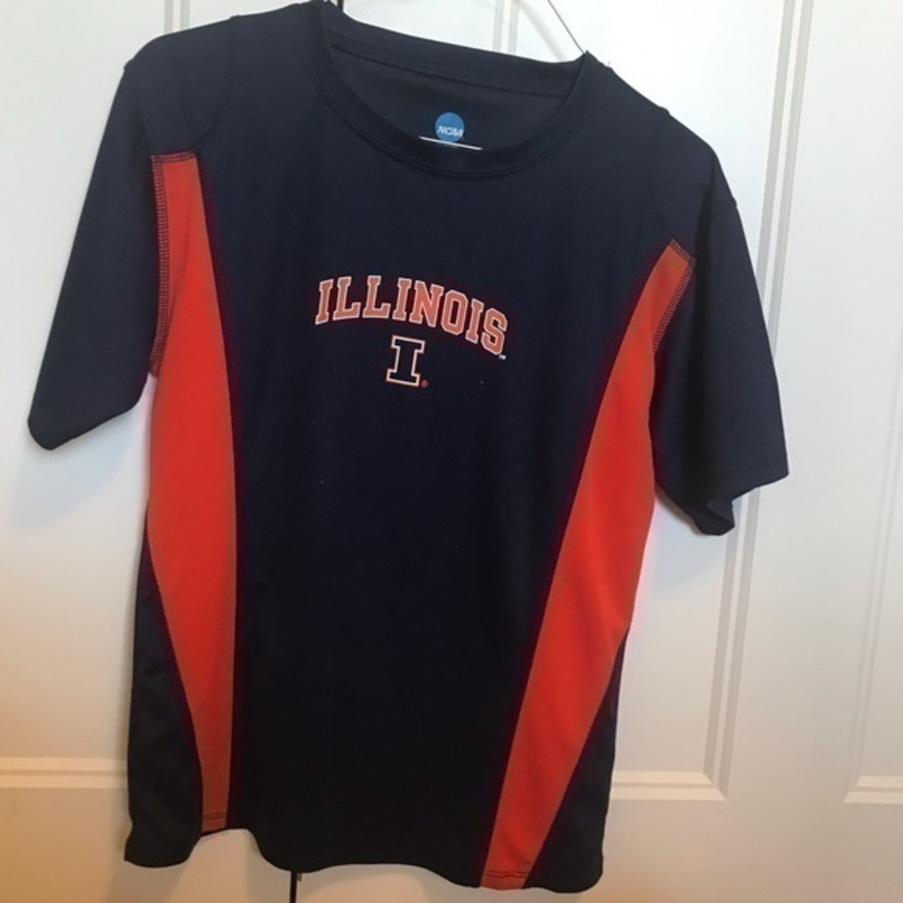 boys size  10-12 Illinois NCAA tshirt